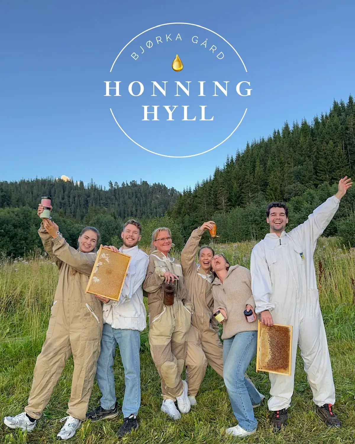 Familien bak Honning Hyll i bidrakter med honningglass og rammer