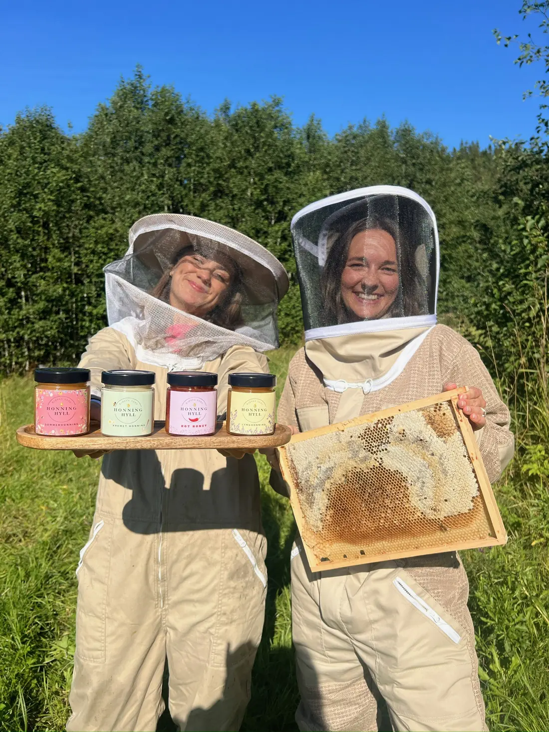 To birøktere med et brett honningglass
